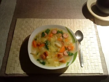 Rezept: Einfache Kartoffelsuppe mit Würstchen Einfache Kartoffelsuppe mit Würstchen - Rezept