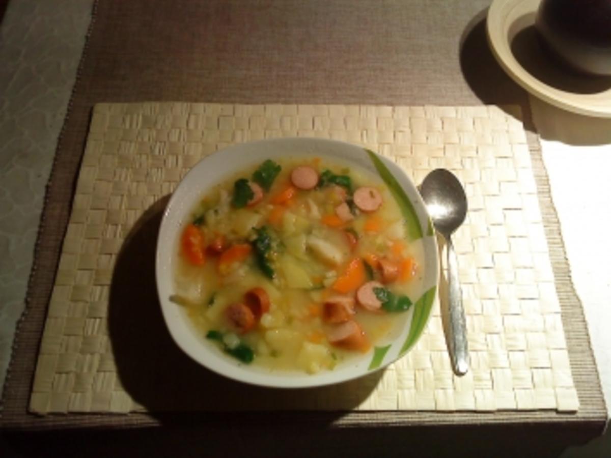 Einfache Kartoffelsuppe mit Würstchen - Rezept - kochbar.de