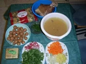 Klare Radieschensuppe mit Fleischklösschen und Nudeln - Rezept