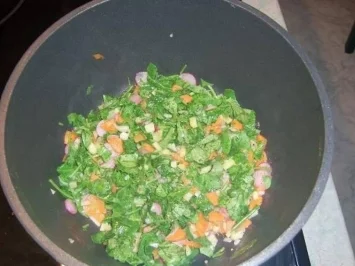 Klare Radieschensuppe mit Fleischklösschen und Nudeln - Rezept