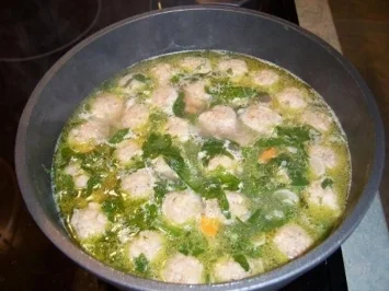 Klare Radieschensuppe mit Fleischklösschen und Nudeln - Rezept