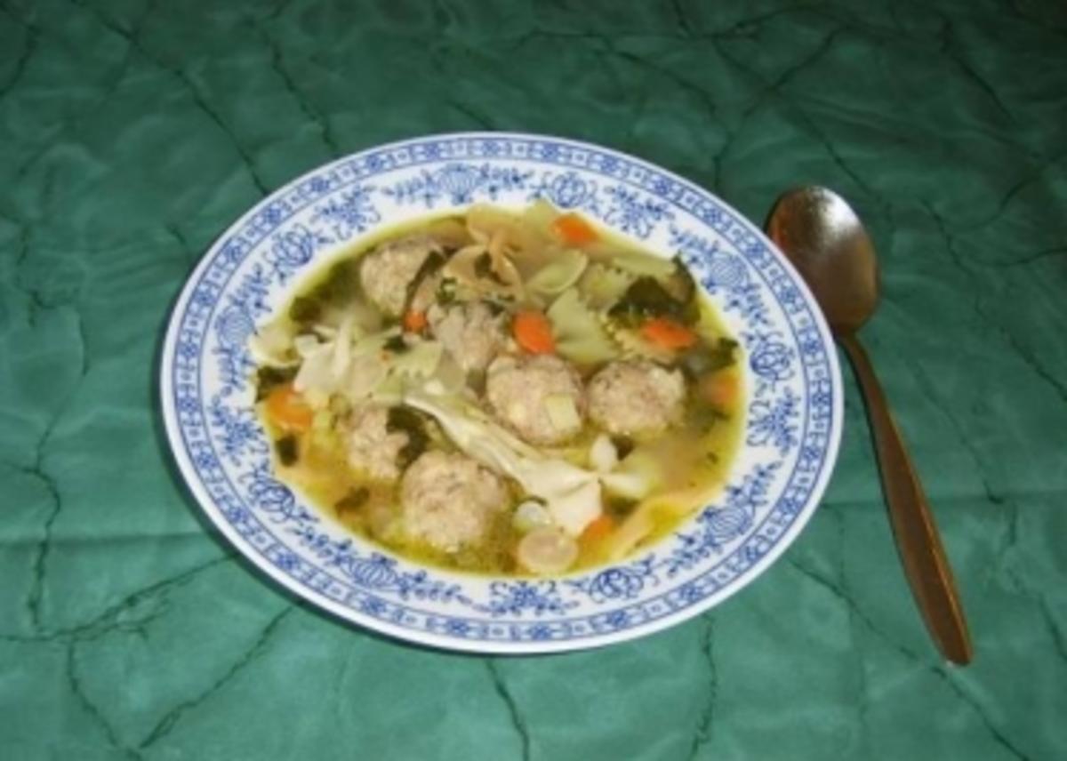 Klare Radieschensuppe mit Fleischklösschen und Nudeln - Rezept