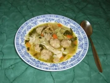 Klare Radieschensuppe mit Fleischklösschen und Nudeln - Rezept
