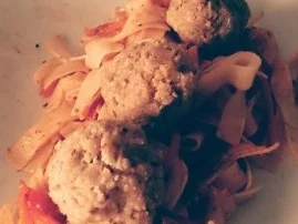 Rezept: Tofubällchen mit Karottennudeln Tofubällchen mit Karottennudeln - Rezept