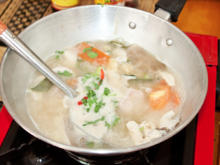 Tom Ka Gai ( Kokossuppe mit Hühnchen und Zitronengras) - Rezept - Bild Nr. 2
