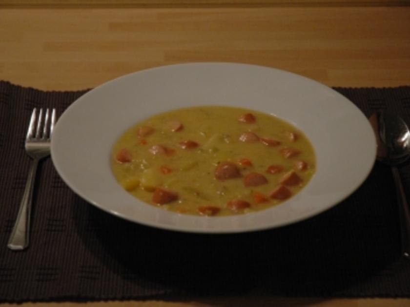 Kartoffelsuppe Kartoffelsuppe mit frischem Gemüse und Wiener Würstchen ...