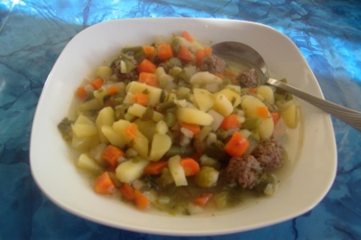 Gemüsesuppe mit Hackbällchen - Rezept - kochbar.de