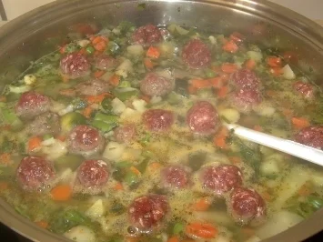 Gemüsesuppe mit Hackbällchen - Rezept