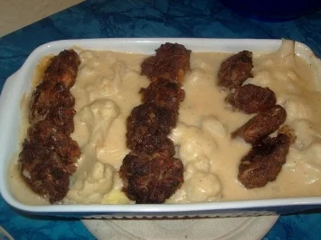 Rezept: Blumenkohl-Auflauf mit Frikadellen Blumenkohl-Auflauf mit Frikadellen - Rezept