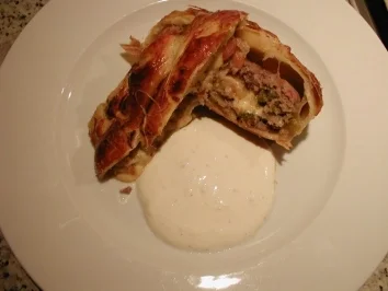 Rezept: Pikanter Hackfleischstrudel mit Knoblauchsoße Pikanter Hackfleischstrudel mit Knoblauchsoße - Rezept