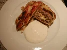 Pikanter Hackfleischstrudel mit Knoblauchsoße - Rezept