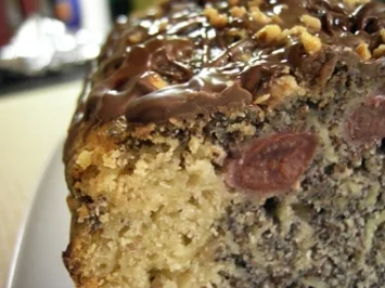 Kuchen: Kirsch-Apfel-Mohnkuchen mit Nüssen und Schokolade - Rezept