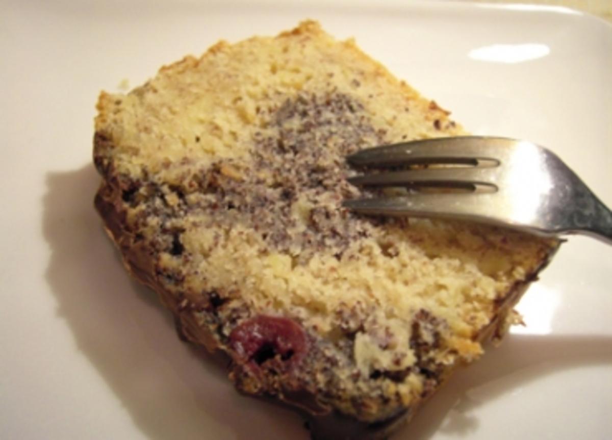 Kuchen: Kirsch-Apfel-Mohnkuchen mit Nüssen und Schokolade - Rezept