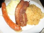 Sauerkrautgemüse mit Bauchfleisch und Mettwürstchen auf Kartoffelpüree - Rezept