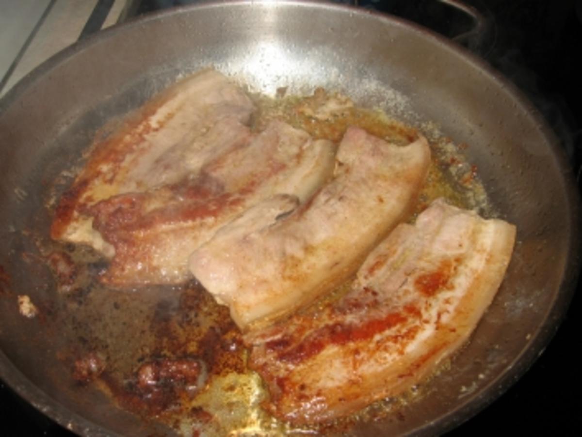 Sauerkrautgemüse mit Bauchfleisch und Mettwürstchen auf Kartoffelpüree - Rezept