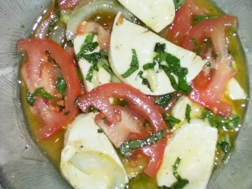 Rezept: Tomatensalat mit Mozarella und Basilikum Tomatensalat mit Mozarella und Basilikum - Rezept