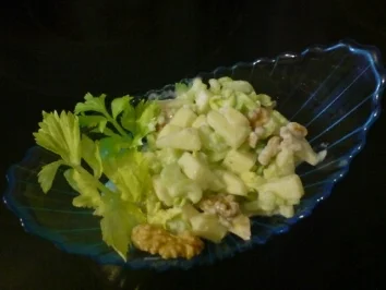 Apfelsalat mit Staudensellerie - Rezept