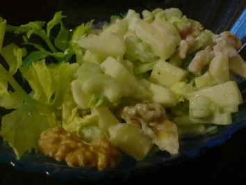 Apfelsalat mit Staudensellerie - Rezept