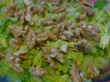 Apfelsalat mit Staudensellerie - Rezept