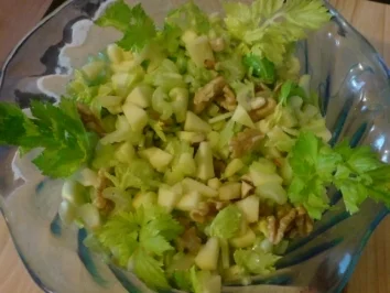 Apfelsalat mit Staudensellerie - Rezept