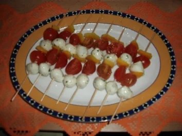 Rezept: Tomate & Basilikum-Mozzarella-Spießchen in würziger Marinade Tomate & Basilikum-Mozzarella-Spießchen in würziger Marinade - Rezept