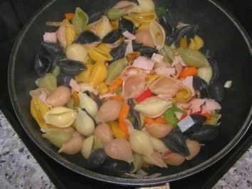 Bunter Nudelauflauf überbacken - Rezept