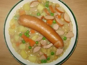 Rezept: Tempoerbsen-Suppe mit Bockwurst Tempoerbsen-Suppe mit Bockwurst - Rezept