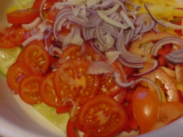 Gurken-Paprika-Salat - Rezept mit Bild - kochbar.de