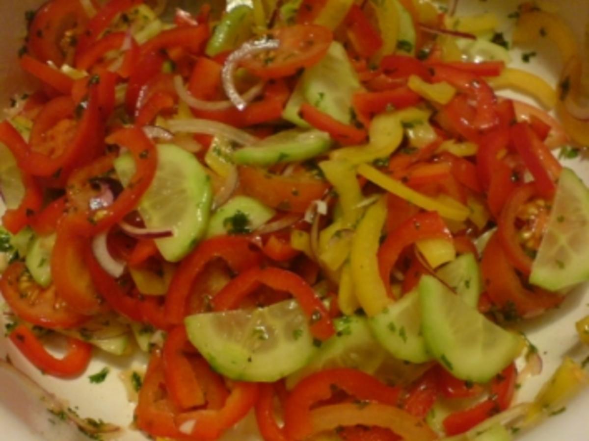 Gurken-Paprika-Salat - Rezept mit Bild - kochbar.de