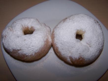 Ein Korb voller Donuts