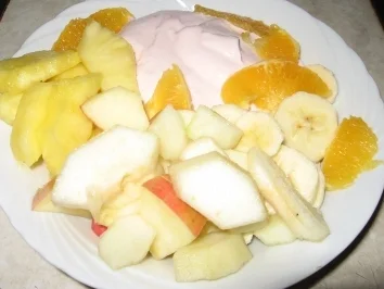 Rosa Quarkspeise mit frischen Früchten - Rezept