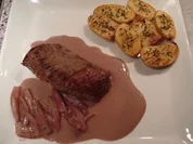Straußenfilet an Schalotten-Rotwein-Soße mit Rosmarinkartöffelchen - Rezept