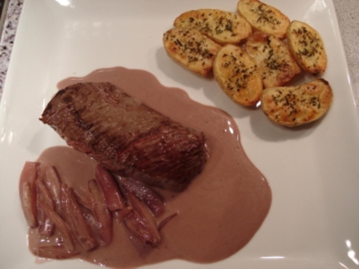 Bilder für Straußenfilet an Schalotten-Rotwein-Soße mit Rosmarinkartöffelchen - Rezept