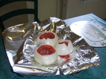 Tomate in der Zwiebelhaut - Rezept