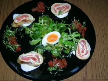 Rezept: Lachsroulade mit Feldsalat und Tomaten Lachsroulade mit Feldsalat und Tomaten - Rezept