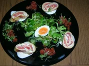 Lachsroulade mit Feldsalat und Tomaten - Rezept