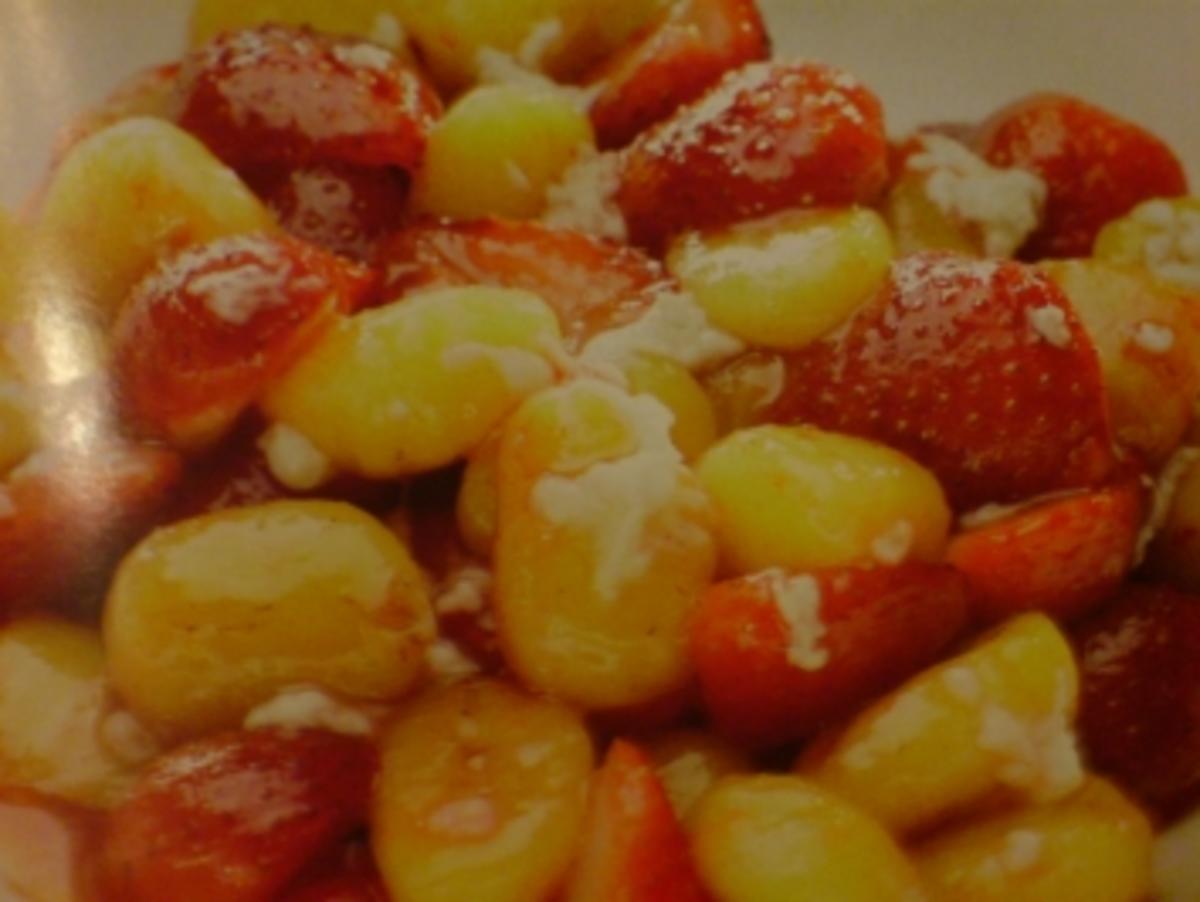 Bilder für Süße Gnocchi mit Erdbeeren - Rezept