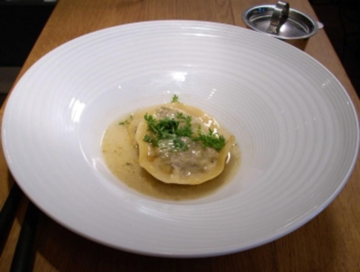 Bilder für Pelmeni mit Creme fraiche und zerlassener Butter - Rezept