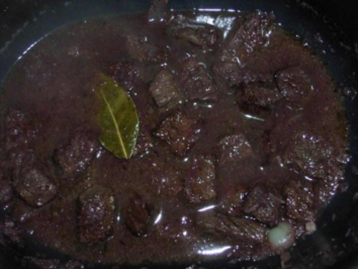 Rindfleisch in Rotwein aus dem Römertopf - Rezept