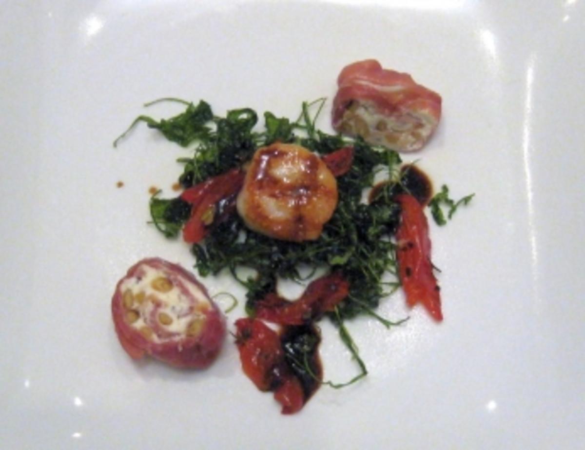 Jakobsmuschel auf frittiertem Rucola mit getrockneten Tomaten und Parmaröllchen - Rezept