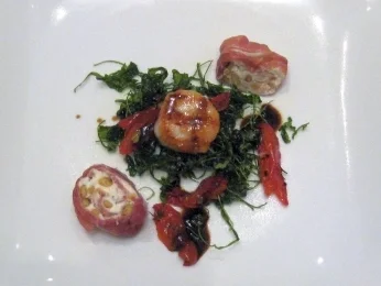 Jakobsmuschel auf frittiertem Rucola mit getrockneten Tomaten und Parmaröllchen - Rezept