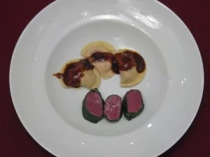 Rezept: Rehfilets mit Maronen-, Pilz- und Preiselbeer-Agnolotti auf Schalotten-Portwein-Soße Rehfilets mit Maronen-, Pilz- und Preiselbeer-Agnolotti auf Schalotten-Portwein-Soße - Rezept