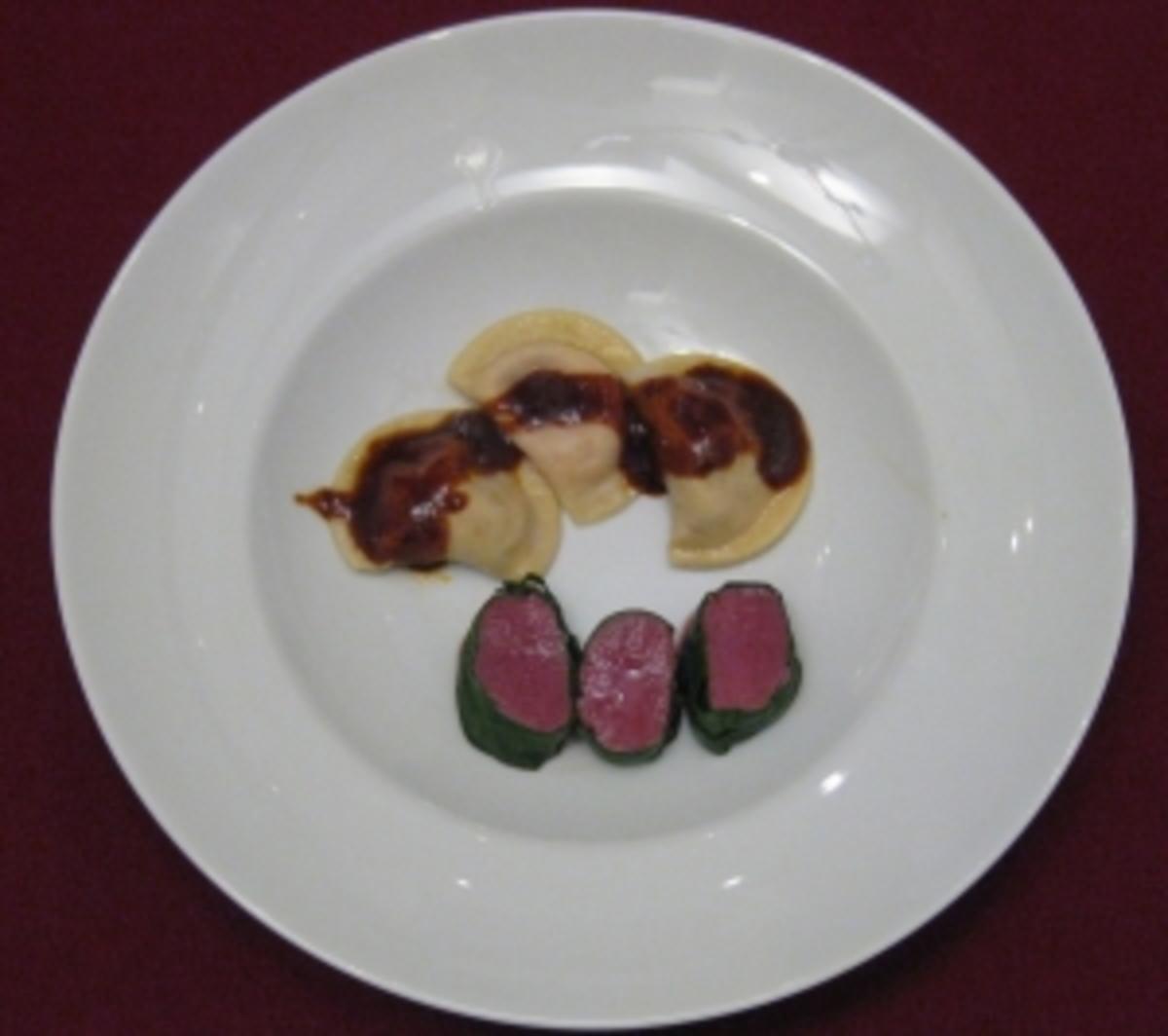 Rehfilets mit Maronen-, Pilz- und Preiselbeer-Agnolotti auf Schalotten ...