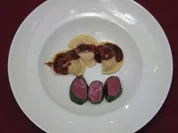 Rehfilets mit Maronen-, Pilz- und Preiselbeer-Agnolotti auf Schalotten-Portwein-Soße - Rezept