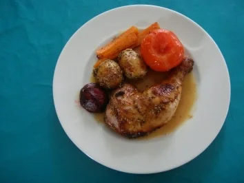 Rezept: Kurzgebratenes: Hähnchenschenkel mit Rosmarinkartoffeln und Backgemüse Kurzgebratenes: Hähnchenschenkel mit Rosmarinkartoffeln und Backgemüse - Rezept