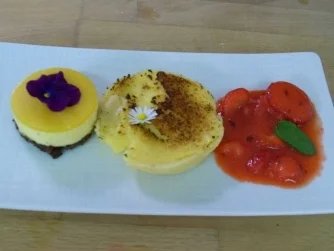 Passionsfrucht- u. Zitronentarte an Erdbeeren und frischen Kräutern - Rezept