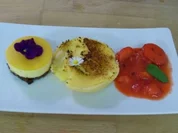 Passionsfrucht- u. Zitronentarte an Erdbeeren und frischen Kräutern - Rezept