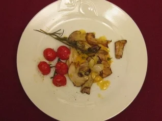 Überbackene Polenta mit Orangen-Fenchel, Pastis-Sahnesoße und gegrillten Steinpilzen - Rezept