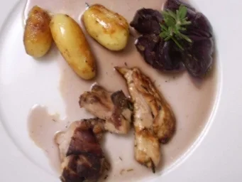 Gebratenes Kaninchen an Zwiebeln u. karamellisierten Kartoffeln - Rezept