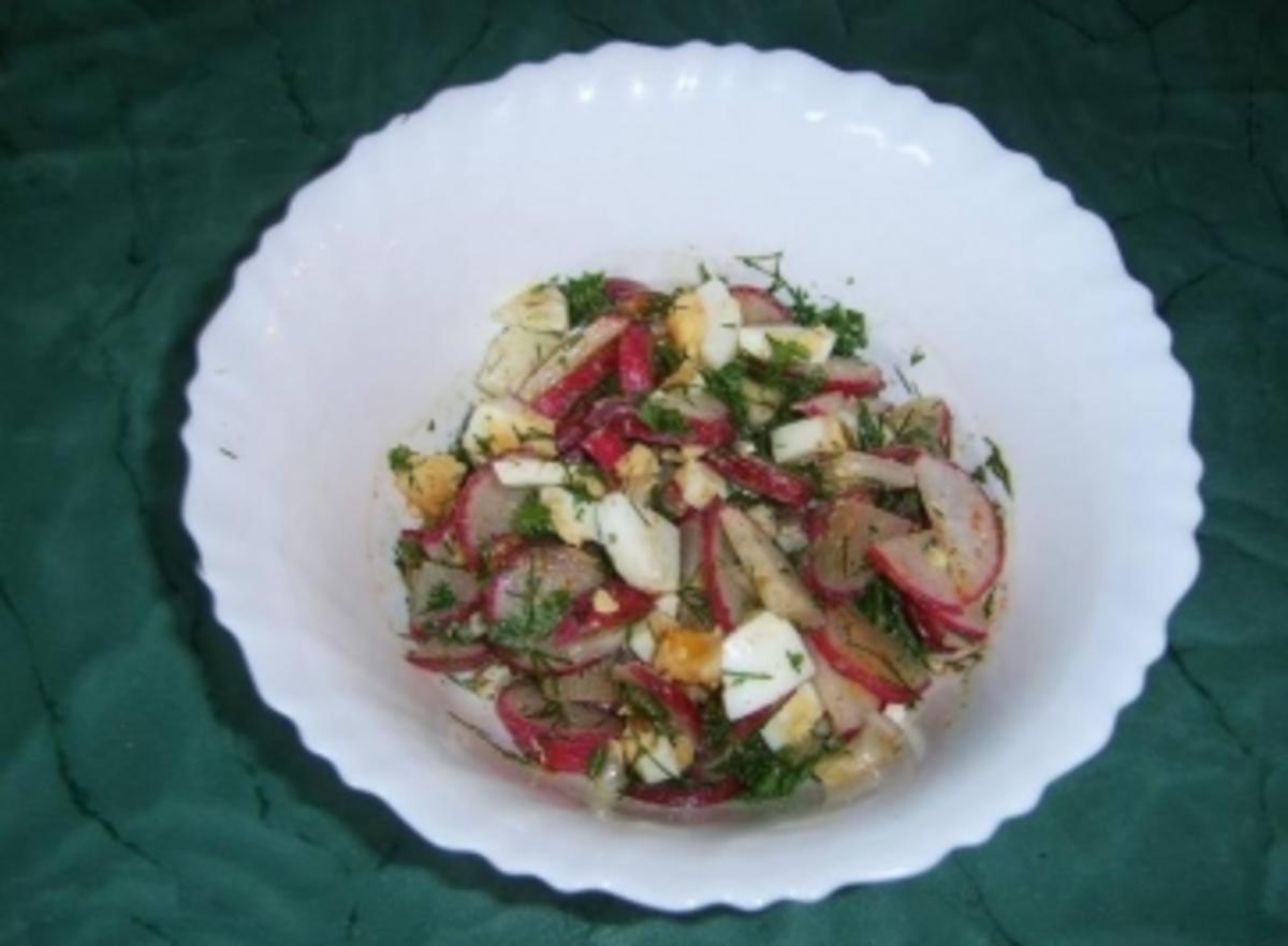 Radieschensalat mit Radieschen und Ei hart gekocht - Rezept mit Bild ...